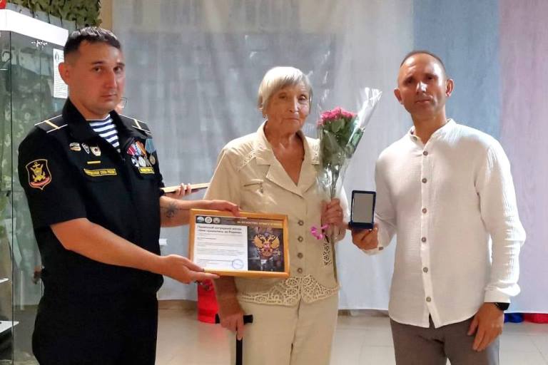 Передача памятного наградного жетона