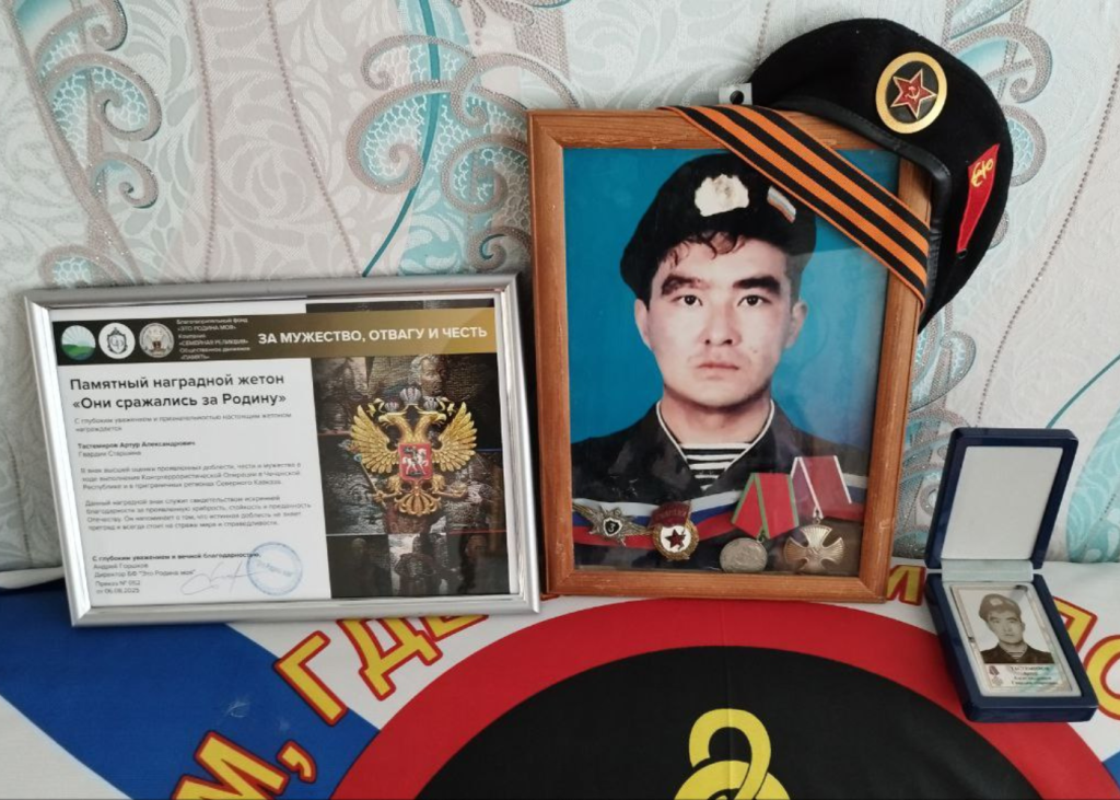 Передача Памятного Наградного Жетона героя КТО на территории ЧР гвардии старшины Тастемирова А.А. (2)