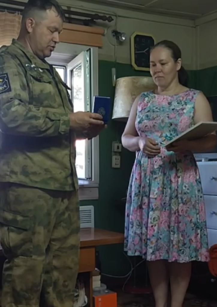 Передача Памятного Наградного Жетона героя Контртеррористической операции на территории Чеченской Республики матроса Горбунова А.В.