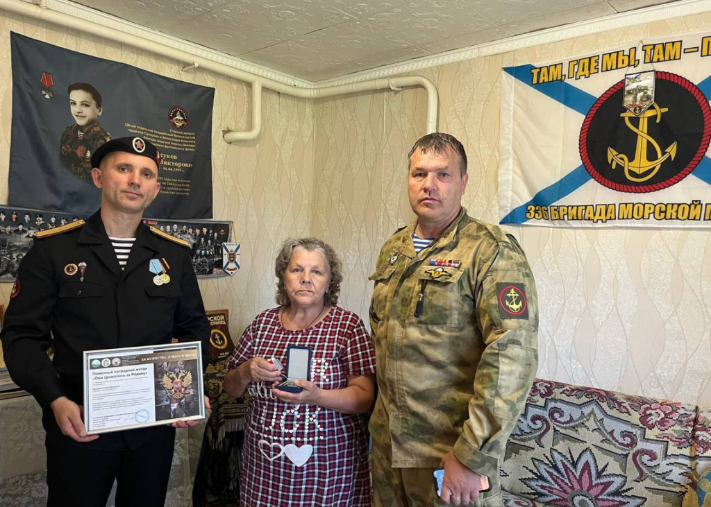 Передача Памятного Наградного Жетона героя героя КТО гвардии старшего сержанта Барсукова Н.В. Передача Памятного Наградного Жетона героя героя КТО гвардии старшего сержанта Барсукова Н.В.