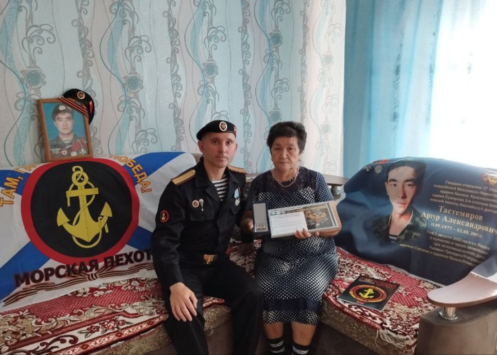 Передача Памятного Наградного Жетона героя КТО на территории ЧР гвардии старшины Тастемирова А.А.